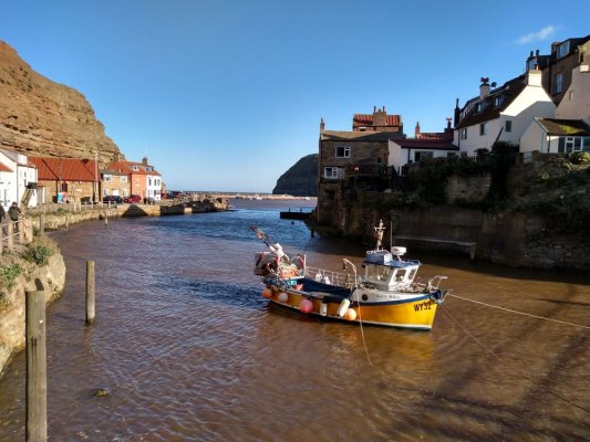 064-Fishing-boat-in-Staithes